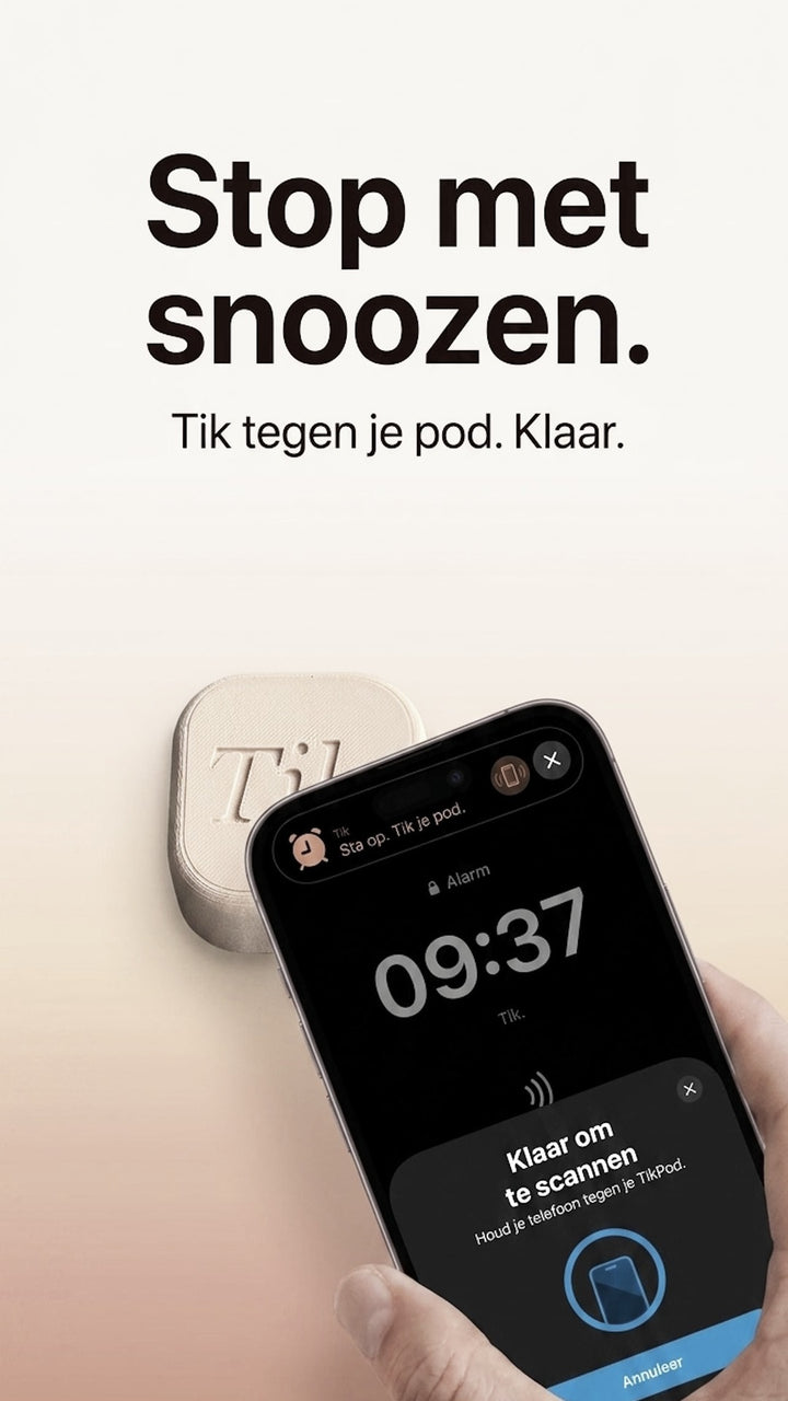 Stop met snoozen. Tik tegen je pod. Klaar. Een hand houdt een iPhone vast met het Tik-wekkerscherm op 09:37 en de melding Klaar om te scannen; de Tik-pod ligt ernaast.