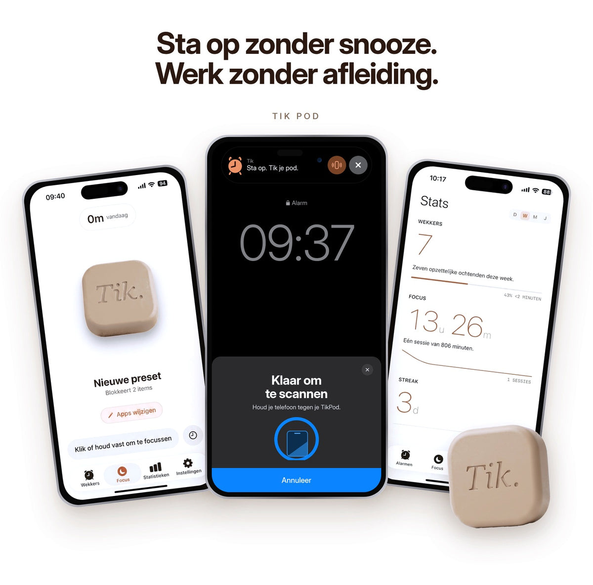Sta op zonder snooze. Werk zonder afleiding. De Tik-app op drie iPhones: het wekkerscherm dat vraagt om je pod te scannen, het focusscherm met een preset, en je weekstatistieken. De Tik-pod ligt ernaast.